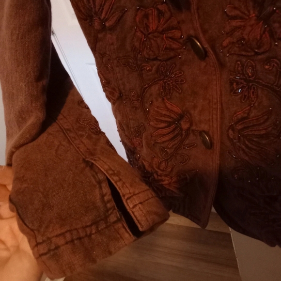 Size 4 Beautiful Coldcreek rustic brownish red Embroided Jean jacket. - Picture 8 of 8